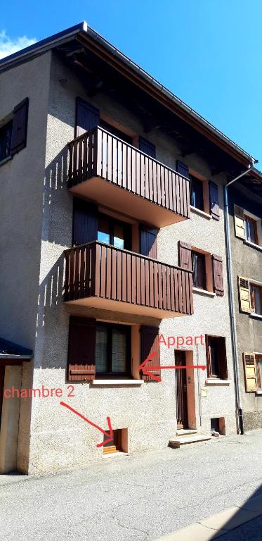 un bâtiment avec des balcons sur le côté dans l'établissement Chez Pépino, à Lanslebourg-Mont-Cenis