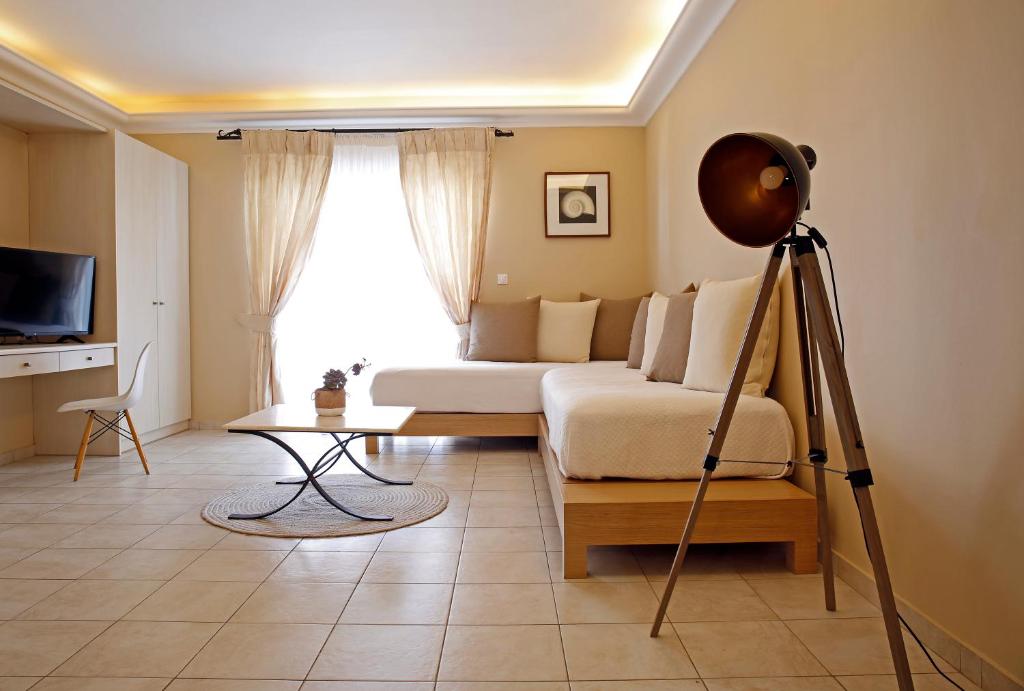 TV a/nebo společenská místnost v ubytování Oasis Beach Hotel