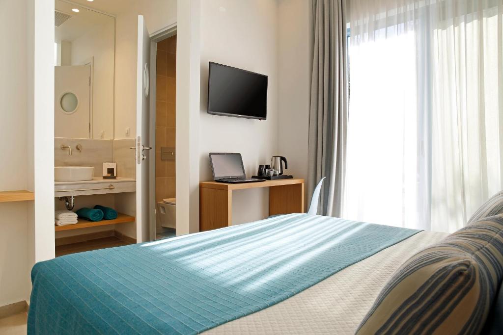 Postel nebo postele na pokoji v ubytování Oasis Beach Hotel