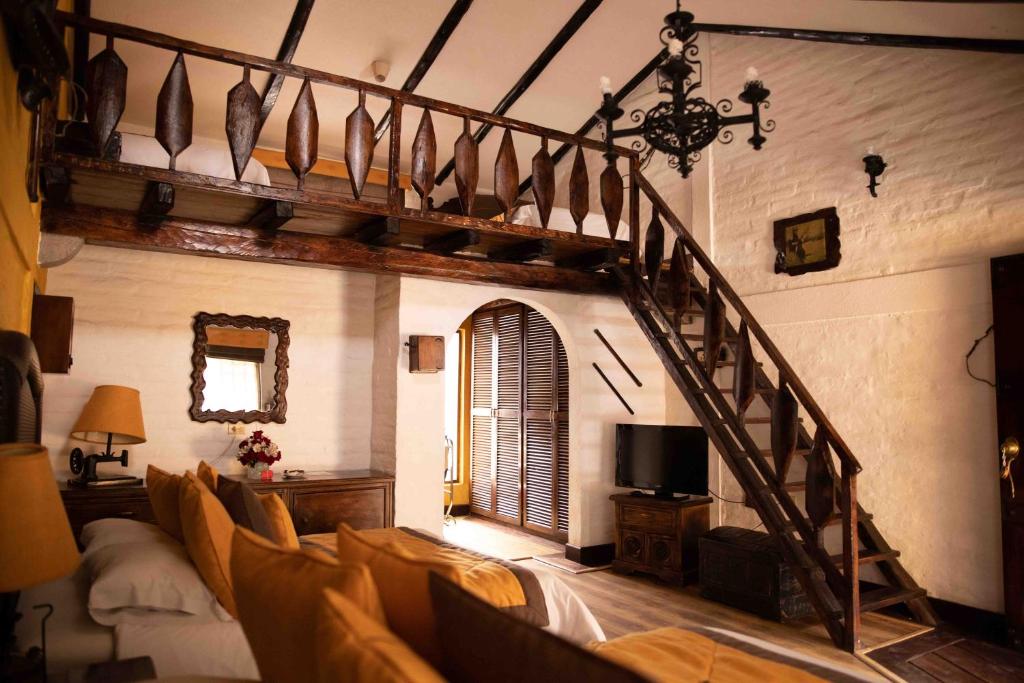 TV a/nebo společenská místnost v ubytování Hosteria Rumipamba De Las Rosas