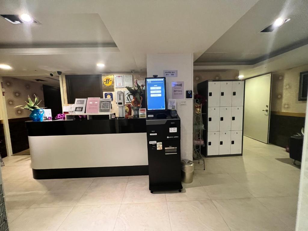 台北市にある意芙旅店 Ifinn Hotelのロビーのカウンターにコンピュータを設置