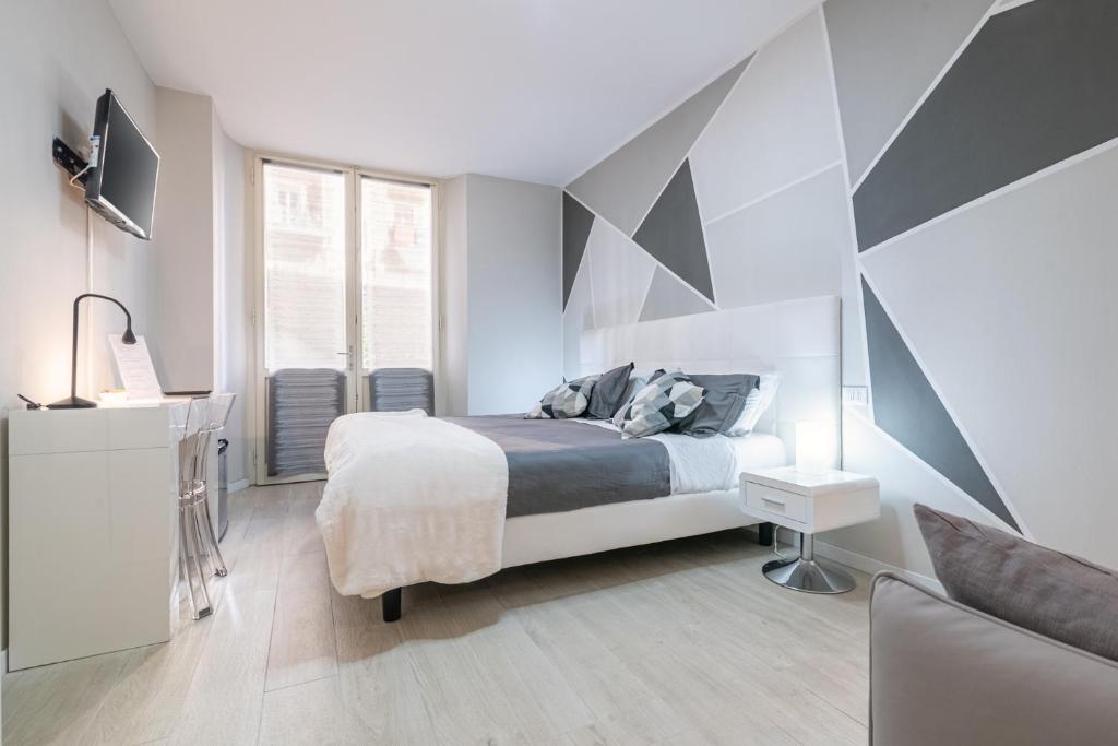 una camera con un letto con una parete geometrica di B&B La Stella a Pisa