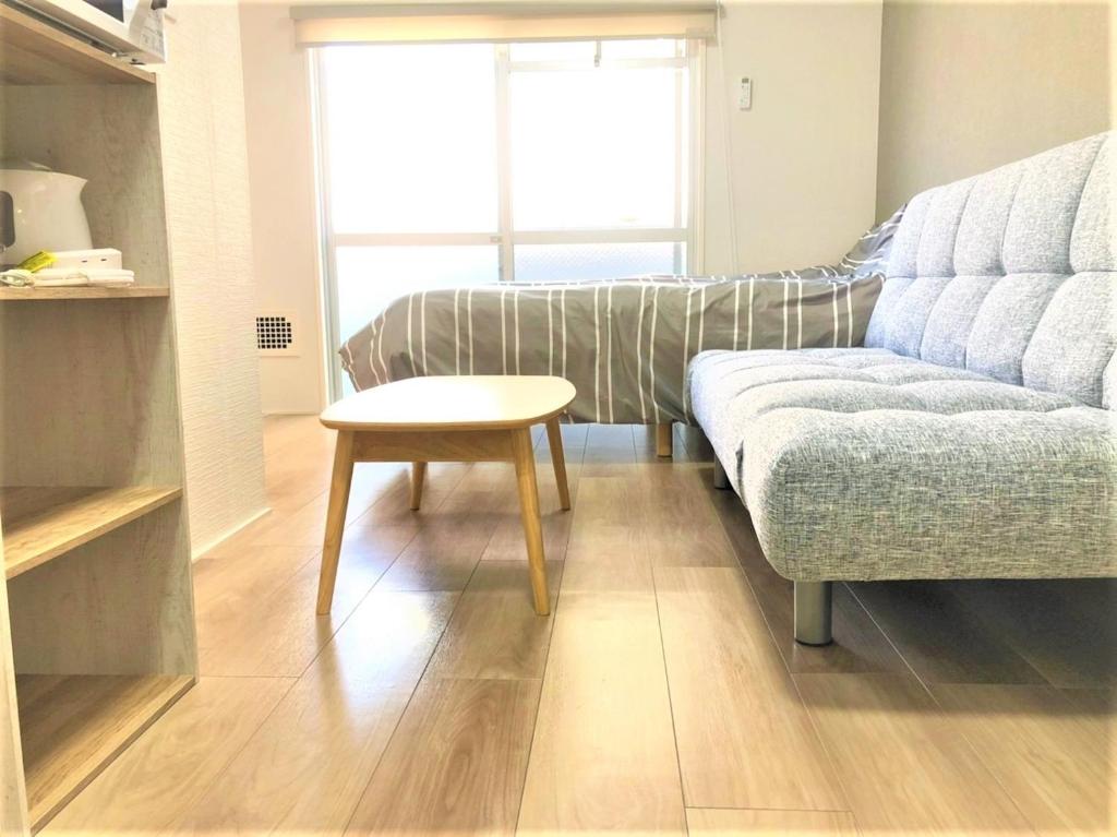 un soggiorno con divano e tavolo di Hotel PEACE PARK Tokaichi - Vacation STAY 95320v a Hiroshima