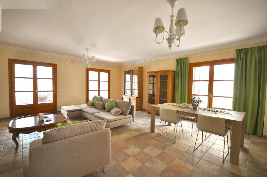 Posezení v ubytování Houm Villa Cala Pi