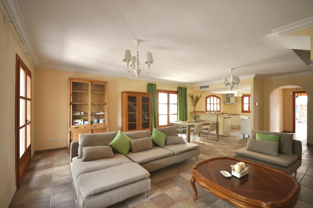 Posezení v ubytování Houm Villa Cala Pi
