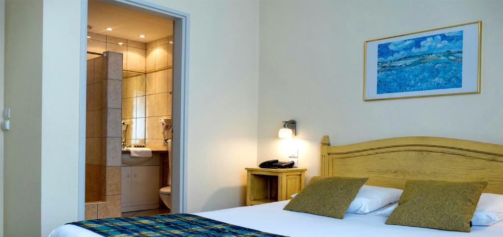 Postel nebo postele na pokoji v ubytování Hotel Berlioz EuroAirport Basel - Mulhouse - Freiburg