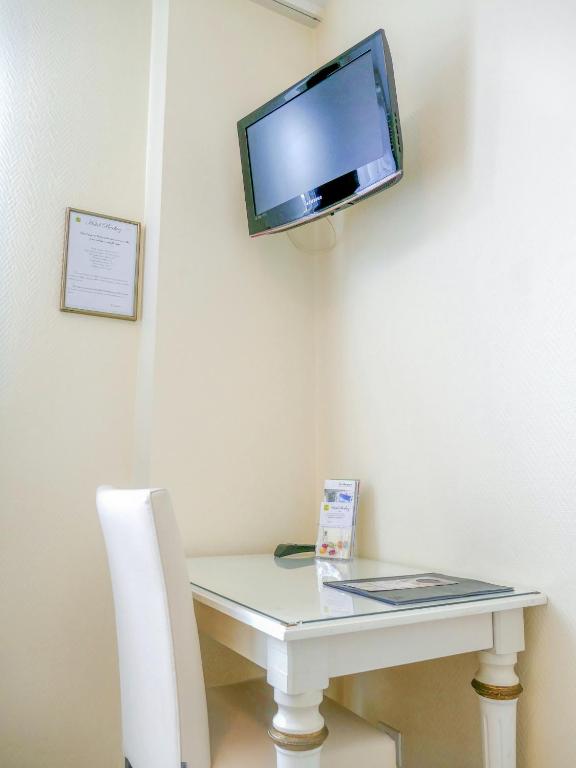 TV a/nebo společenská místnost v ubytování Hotel Berlioz EuroAirport Basel - Mulhouse - Freiburg