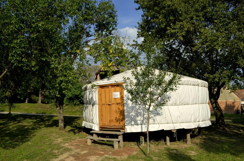 um barracão de madeira sentado na parte de trás de uma carrinha em Őrálló Szer em Őriszentpéter