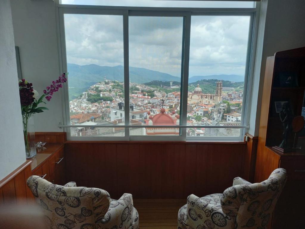 阿拉爾孔塔斯科的住宿－Casa Vista hermosa de taxco，享有城市美景的大窗户
