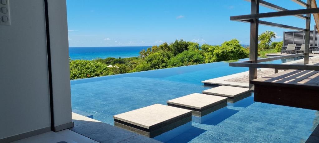 una piscina con vistas al océano en Villa Belle Galante, en Les Basses