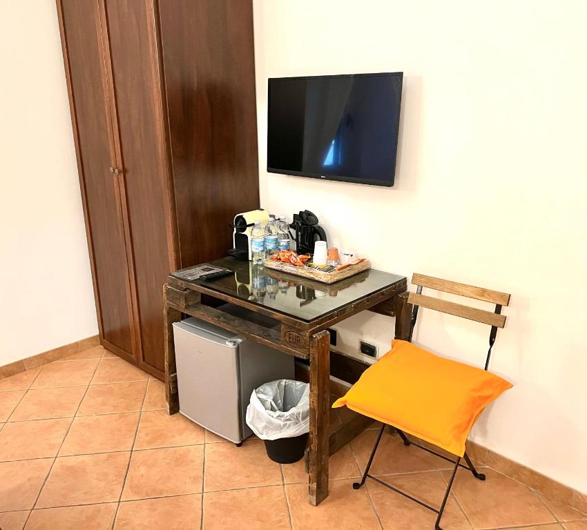 TV a/nebo společenská místnost v ubytování Guest House Virginia's Rooms-Private free Parking and Top Carignano District