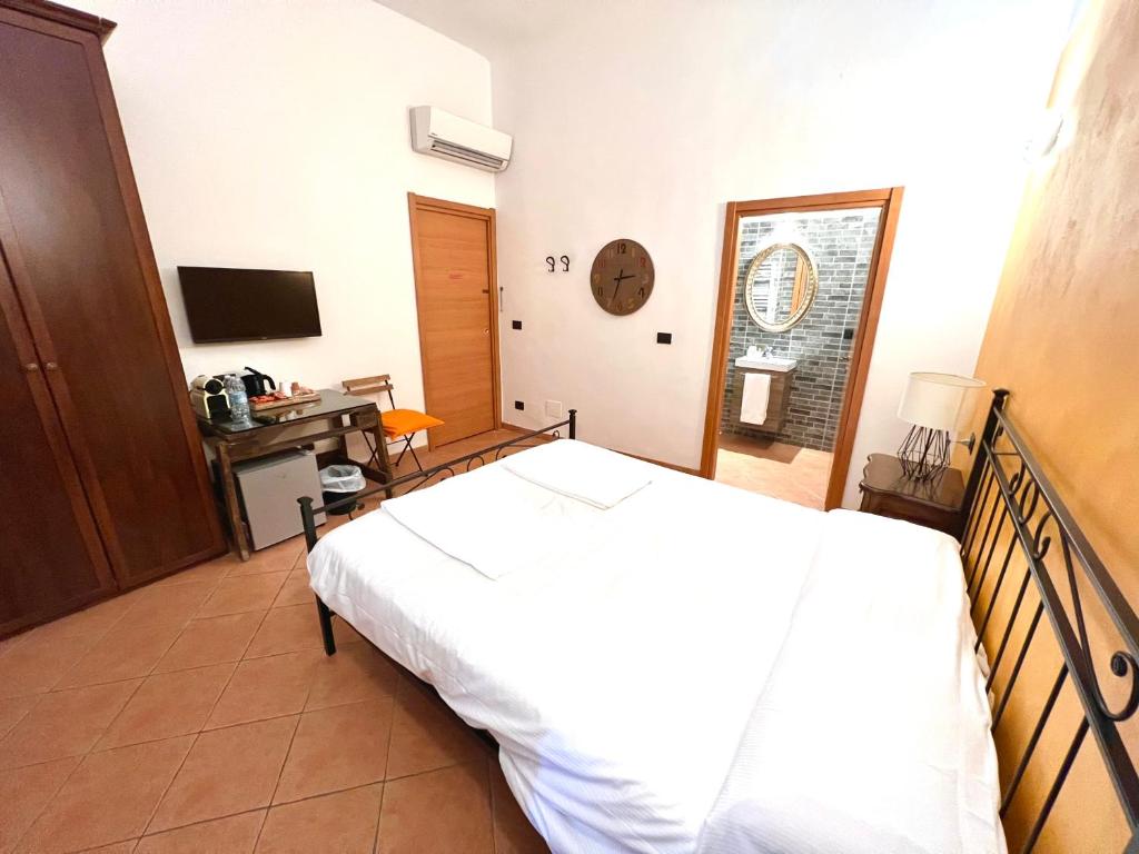 Postel nebo postele na pokoji v ubytování Guest House Virginia's Rooms-Private free Parking and Top Carignano District