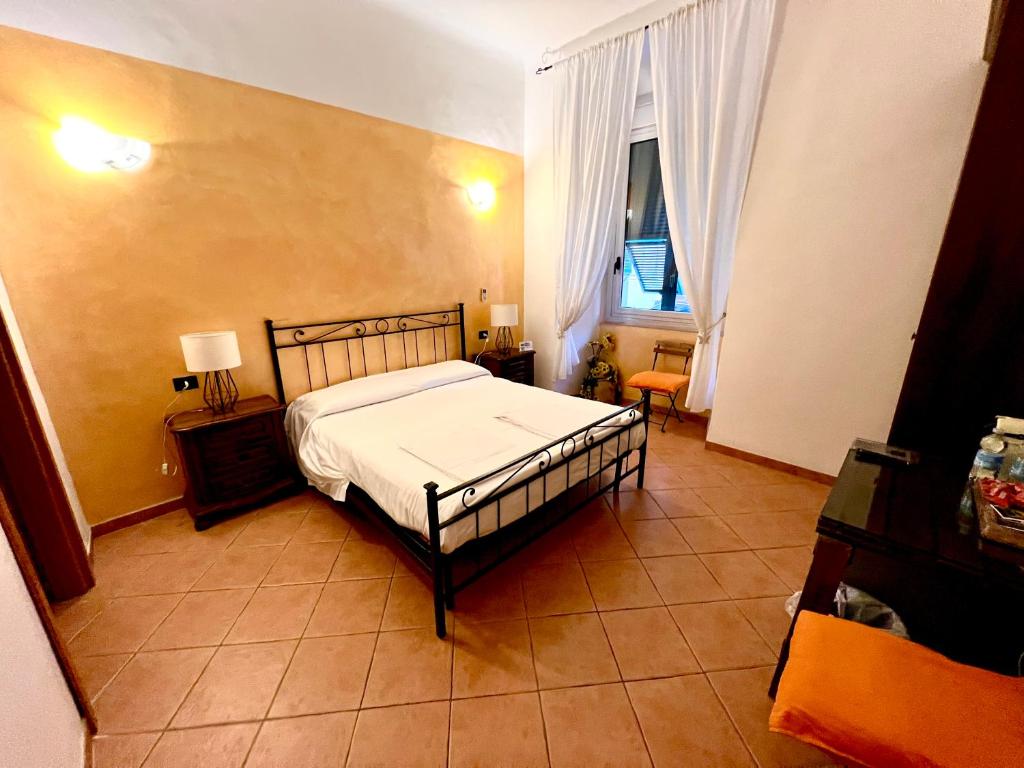Postel nebo postele na pokoji v ubytování Guest House Virginia's Rooms-Private free Parking and Top Carignano District