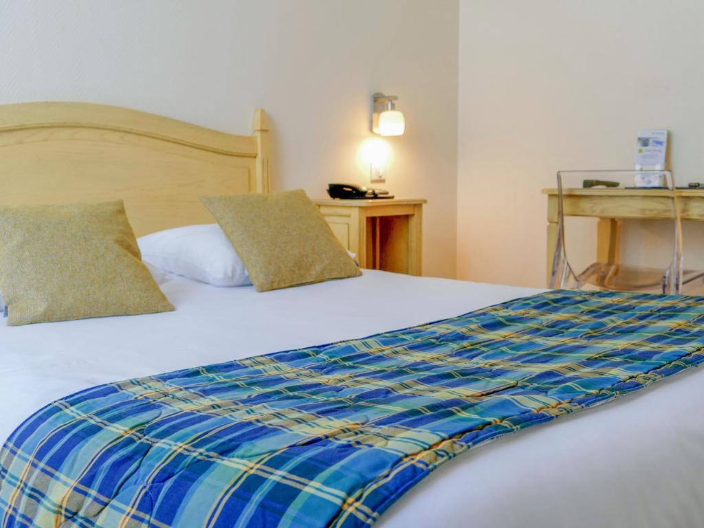 Postel nebo postele na pokoji v ubytování Hotel Berlioz EuroAirport Basel - Mulhouse - Freiburg