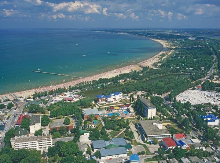 アナパにあるGuest House Coastalの海岸と海の空中を望む