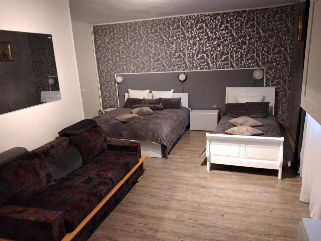 - une chambre avec deux lits et un canapé dans l'établissement Vila TANIA, à Predeal