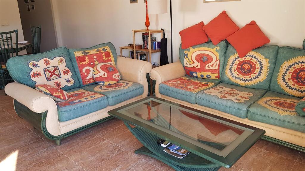 Sala de estar con 2 sofás y mesa de centro en Apartment Costa Tropical Mar & Sierra, en Vélez de Benaudalla