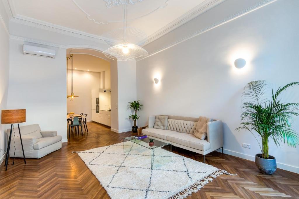 sala de estar con sofá y mesa en Central Basilica Apartman, en Budapest