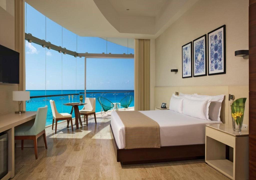 Postel nebo postele na pokoji v ubytování Altitude at Krystal Grand Cancun - All Inclusive