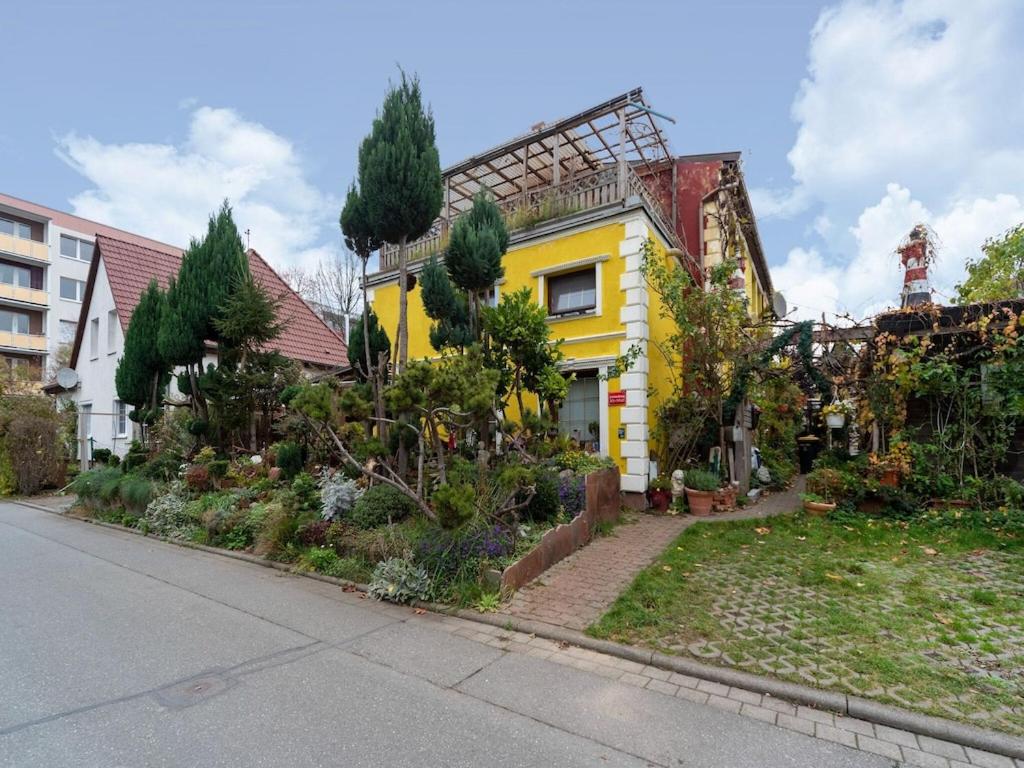 ヴィスマールにあるAntique Apartment in Wismar Mecklenburg with Gardenの黄色の家