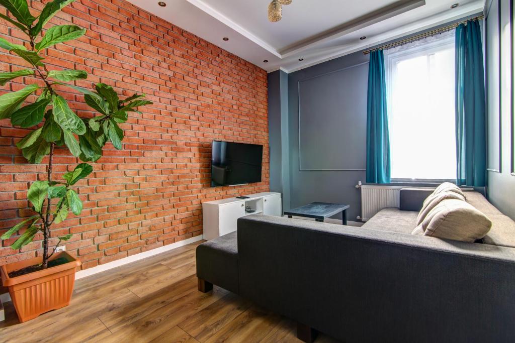 Televízia a/alebo spoločenská miestnosť v ubytovaní Rentimi - Apartament Kościuszki