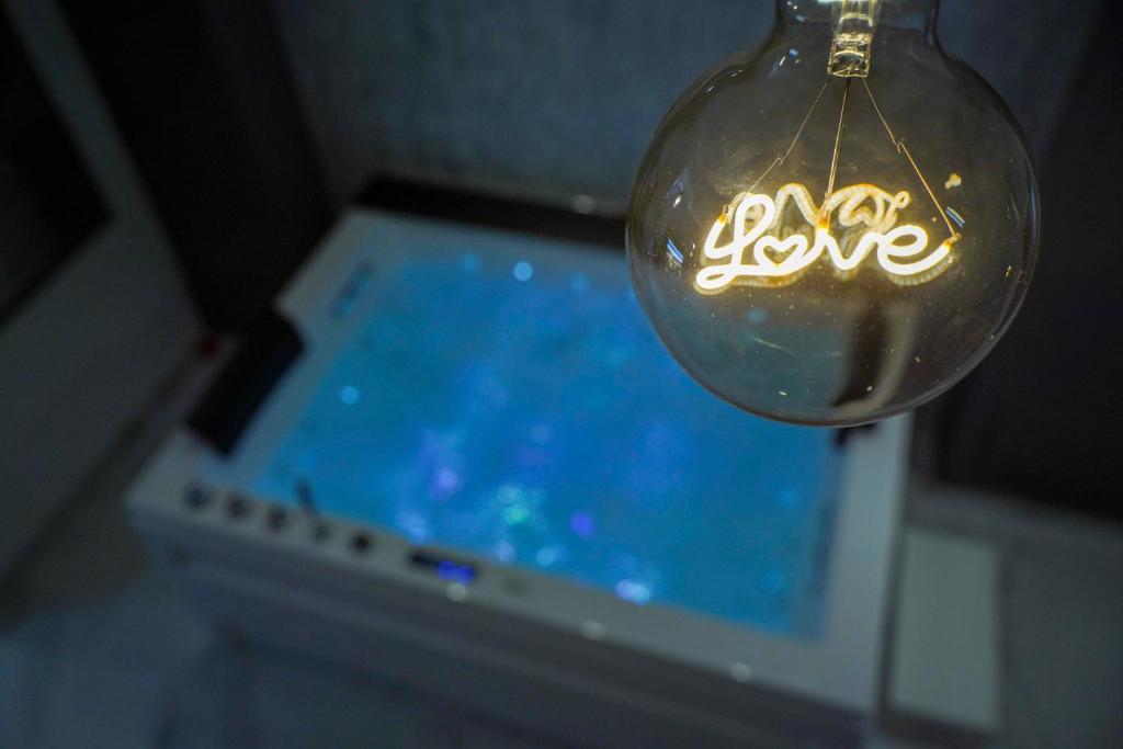 穆羅萊切塞的住宿－菲奧雷住宿加早餐旅館，挂在上面的灯泡,上面写着爱情
