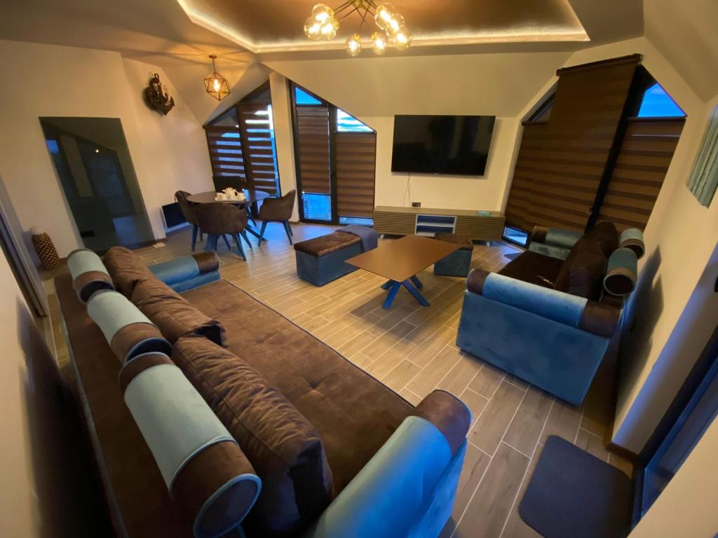 - un salon avec un grand canapé et une télévision dans l'établissement Diamond One Divcibare, à Divčibare