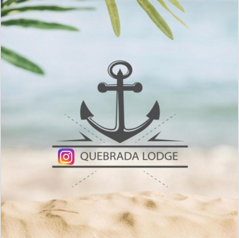 un ancla en el logotipo de la playa en La Quebrada lodge, en Papudo