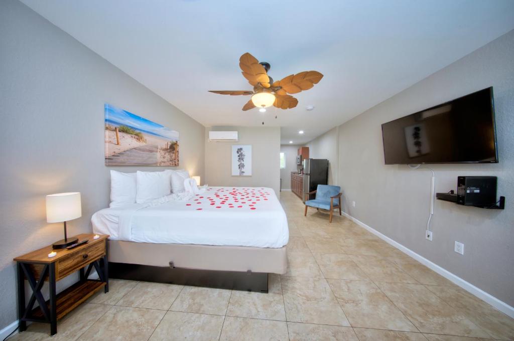 a bedroom with a bed and a ceiling fan at Surf & Sand Hotel in Pompano Beach