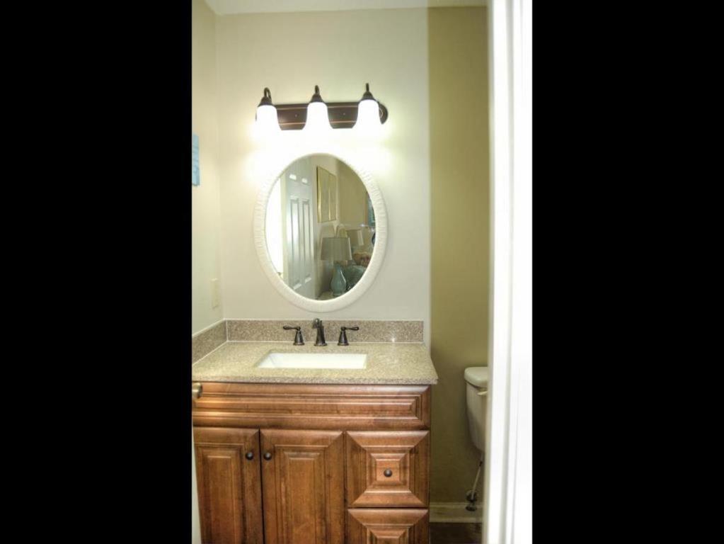 y baño con lavabo y espejo. en Guest Cottage 30G, en Myrtle Beach