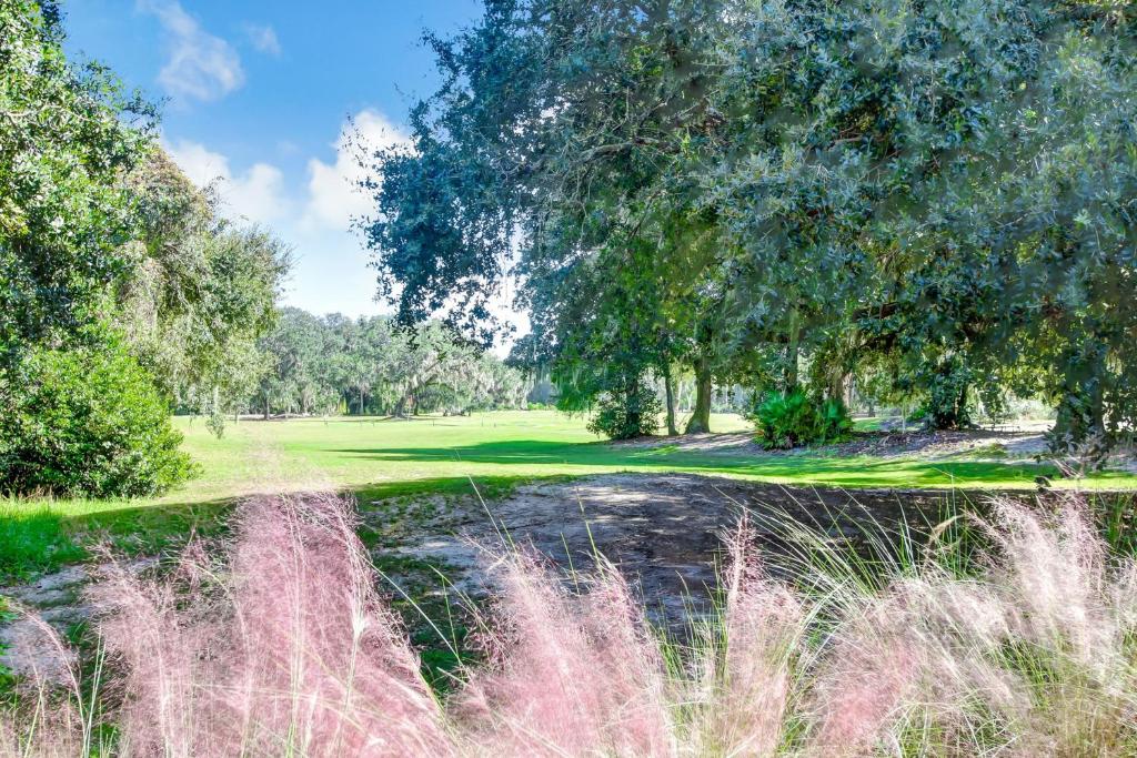 vista su un campo da golf con alberi e erba di Tennis Villas II a Fernandina Beach