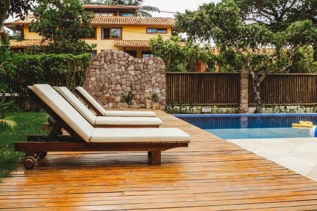 A piscina localizada em Pousada Villa Bella ou nos arredores