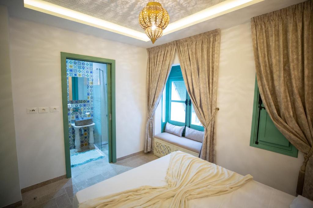 Postel nebo postele na pokoji v ubytování Dar Hammamet Guest House & Hammam