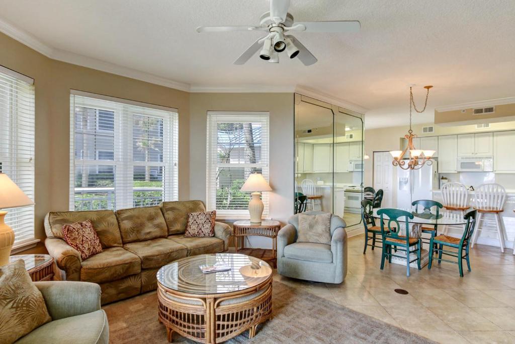 uma sala de estar com um sofá e uma mesa em Ocean Place II em Fernandina Beach
