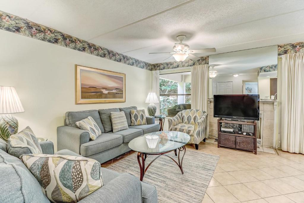 uma sala de estar com um sofá e uma televisão em Sailmaker em Fernandina Beach