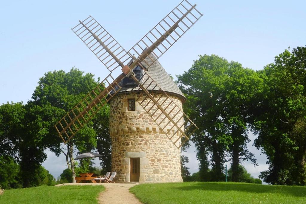 un mulino a vento in pietra su un prato di Mühle, Gommenec"h a Gommenecʼh