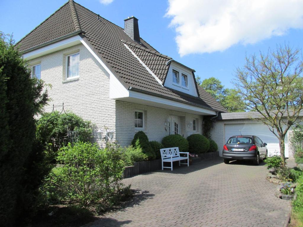 een huis met een auto op de oprit bij Pension Roseneck in Wolfshagen