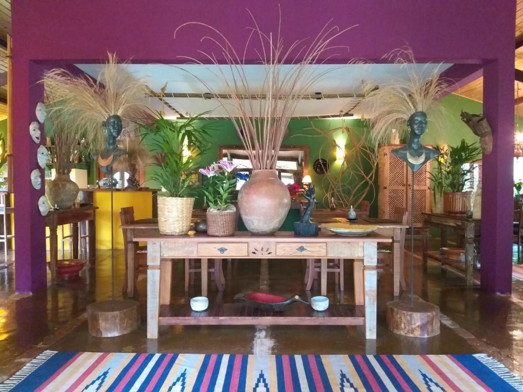 クーニャにあるPousada Celeiro do Guttoの鉢植えのテーブル付きの部屋