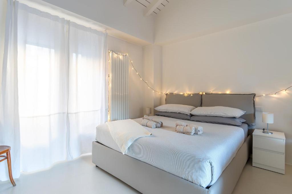 A bed or beds in a room at [DESIGN LOFT] Walking distance Brera-Duomo with Wifi+Netflix