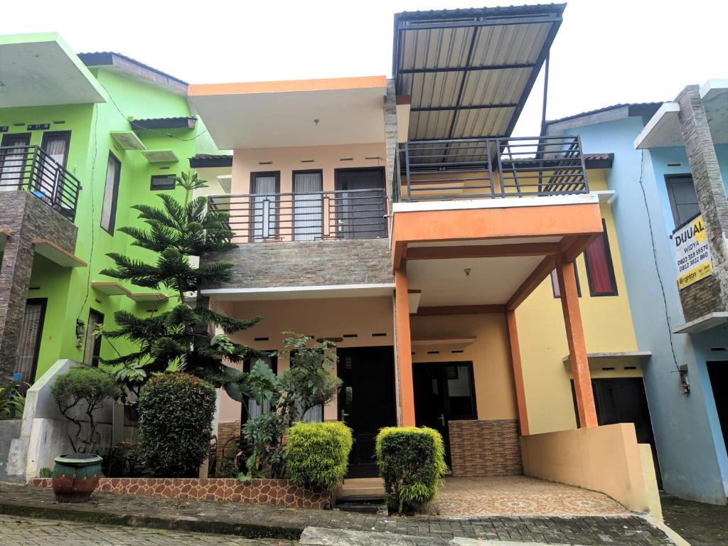 ein Haus mit einem Balkon darauf in der Unterkunft MG Villa in Tlekung