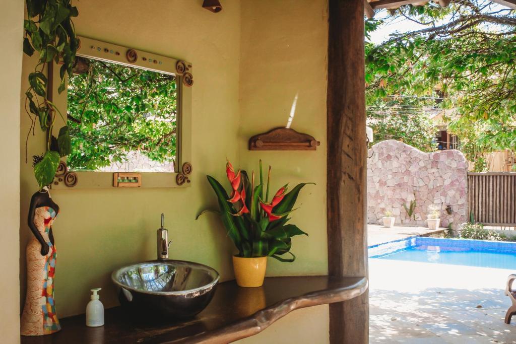 A piscina localizada em Pousada Villa Bella ou nos arredores