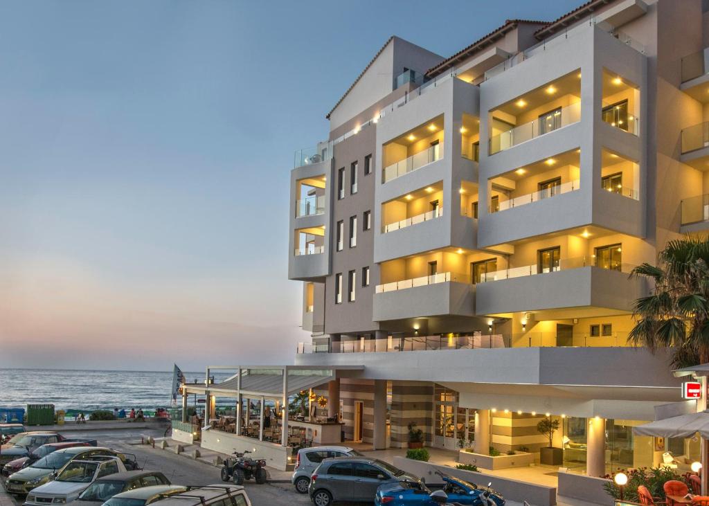 レティムノ・タウンにあるSwell Boutique Hotelの海を見渡すホテルの様式