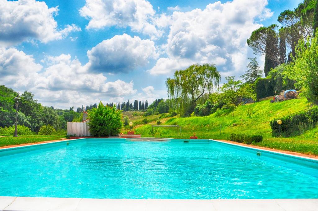 a swimming pool in the middle of a yard at Cascina De' Fagiolari in Lastra a Signa