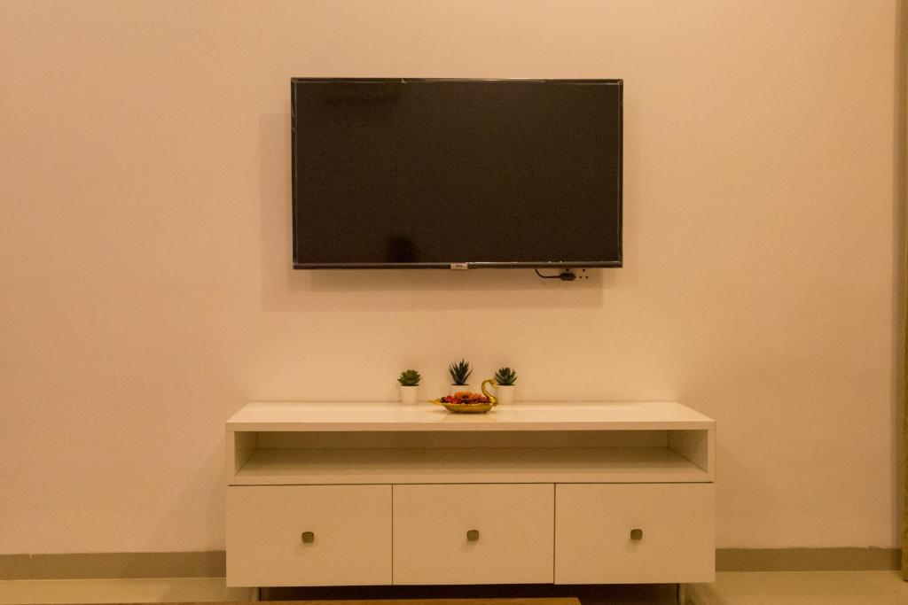 TV a/nebo společenská místnost v ubytování ComfyCorner - Luxurious 2-BHK Apartment