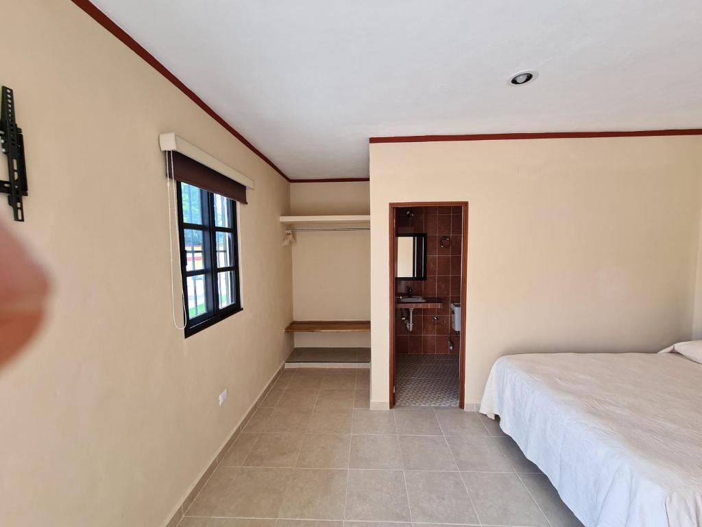 Postel nebo postele na pokoji v ubytování Hotel La Piramide Izamal