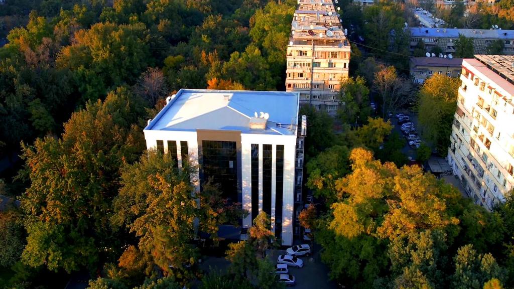 uma vista superior de um edifício nas árvores em Central Palace Halal Hotel em Tashkent