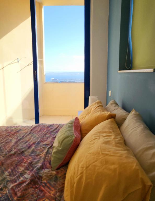 Postel nebo postele na pokoji v ubytování Ir-Rixa Holiday Penthouse
