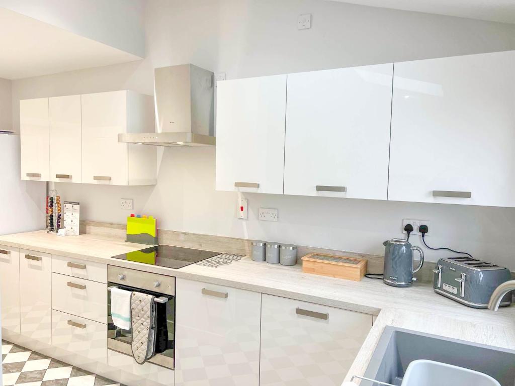 Kitchen o kitchenette sa Arden House -Modern, Stylish 3-bed near Solihull, NEC, Resorts World, Airport,HS2