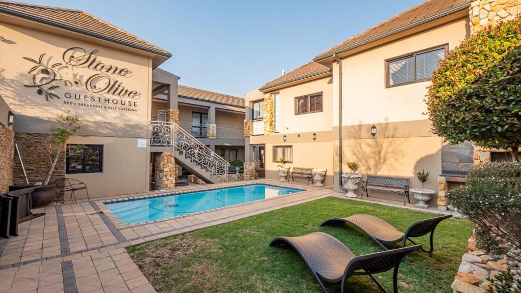 une villa avec une piscine dans une cour dans l'établissement Stone Olive, à Jeffreys Bay