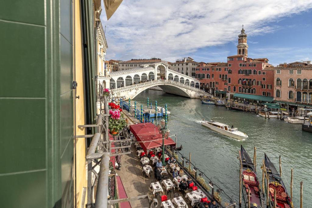 vista su un ponte sul fiume con barca di Rialto Grand Canal a Venezia